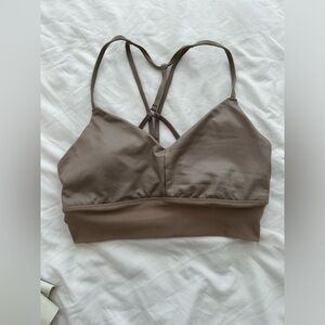 Alo Yoga - Lavish Bra in Gravel Glossy - Small
